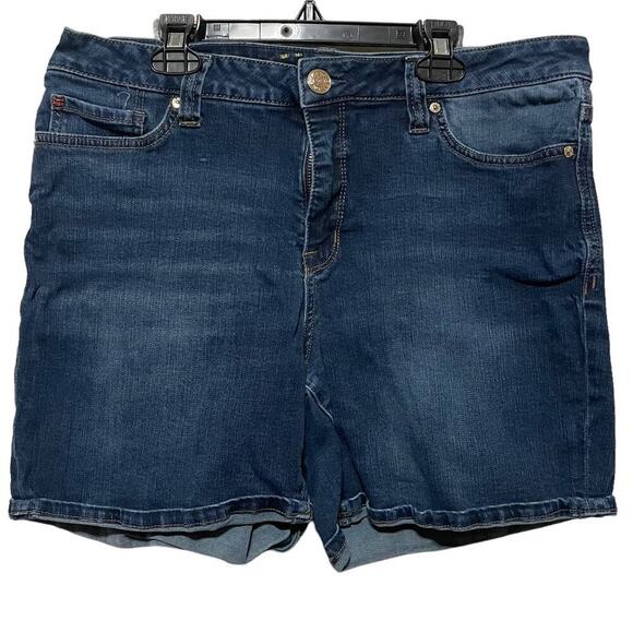 Women's Seven7 Medium Wash Weekend Short - Picture 1 of 9